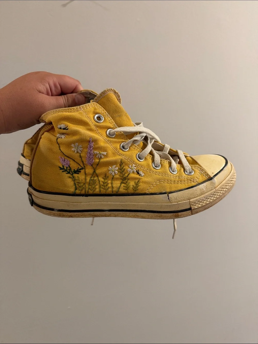 Women’s Yellow embroidered converses size 6